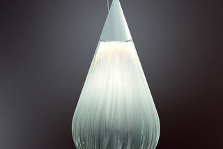 Lampa ze szklanym kloszem jak kropla wody