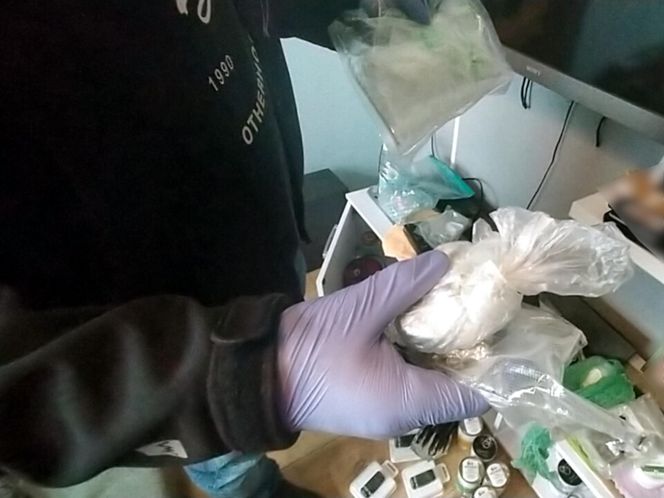 Spektakularna akcja na Pradze Północ i Żoliborzu. Policja uderza w narkotykowy biznes. Zobacz, co znaleziono w ich kryjówkach!