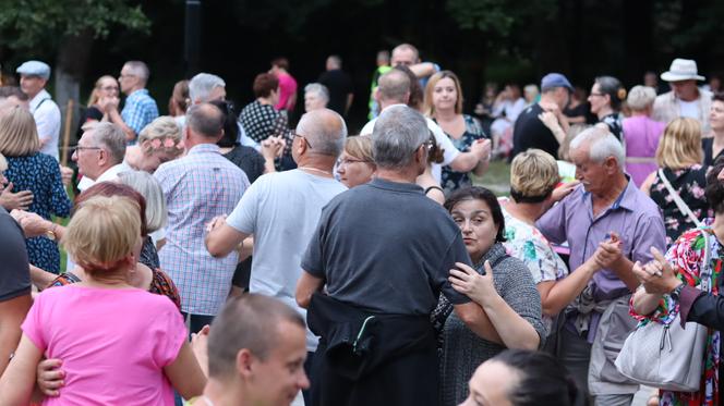 Wirują warkocze i wstążeczki. Tak bawili się lublinianie na potańcówce w skansenie!