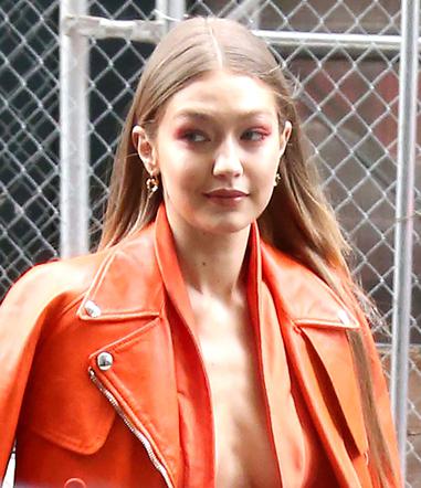 Gigi Hadid kusi los w bardzo odważnym dekolcie