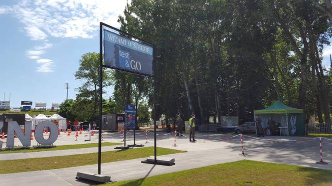 Drive-thru w Lesznie. Na darmowe badania zapisało się ponad 500 osób