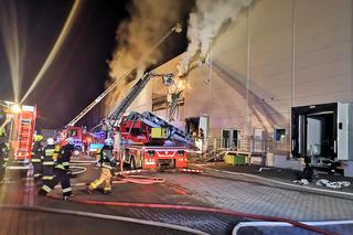 Pożar zakładu Tarczyński pod Wrocławiem. Strażacy przez wiele godzin walczyli z ogniem