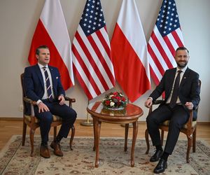 Wicepremier, minister obrony narodowej Władysław Kosiniak-Kamysz oraz sekretarz obrony USA Pete Hegseth na spotkaniu w siedzibie MON w Warszawie