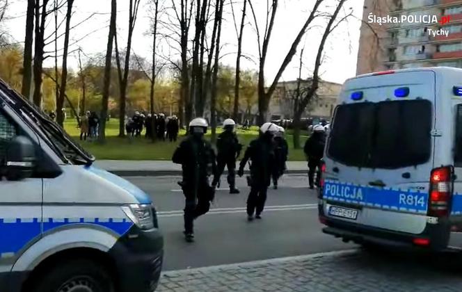 Zadyma pod stadionem GKS-u Tychy. Kibice odpalili race, zareagowała policja. Doszło do przepychanek [ZDJĘCIA, WIDEO]