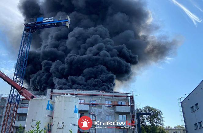 Kraków. Wielki pożar na ul. Wadowickiej! Płoną deski i styropian na dachu bloku