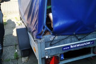 Pozbył się śmieci pod siedzibą firmy. Zdradził go monitoring i naklejki