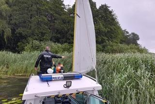 Akcja ratownicza na jeziorze Drwęckim. Łódź zaczęła napełniać się wodą [ZDJĘCIA]