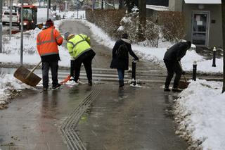 Warszawa nie radzi sobie z atakiem zimy. Chodniki toną w śniegu