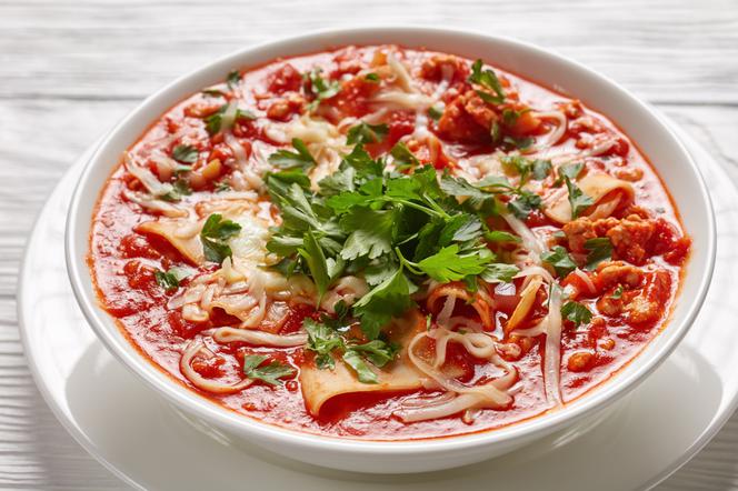 Pomidorowa z mielonymi mięsem i makaronem: sprytny przepis na danie jednogarnkowe