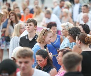 Potańcówka przed teatrem w Katowicach