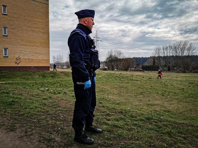#ZostańWDomu. Policjanci sprawdzają, czy mieszkańcy przestrzegają kwarantanny