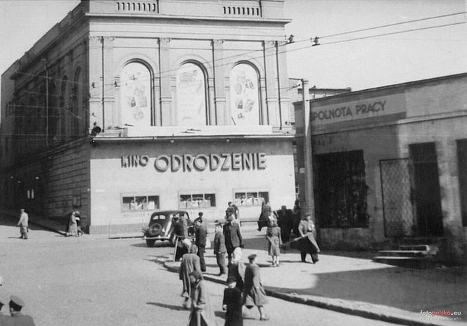 Kino „Odrodzenie” przy ratuszu