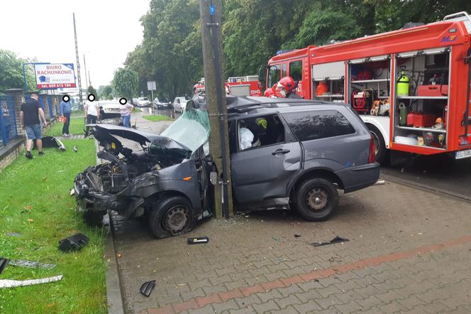 Wieluń: Koszmarny wypadek na parkingu. 31-letni kierowca nie żyje [FOTO] 