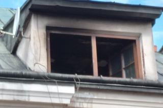 Pożar kamienicy na Starym Mieście w Zamościu. Kłęby dymu wydobywały się z poddasza