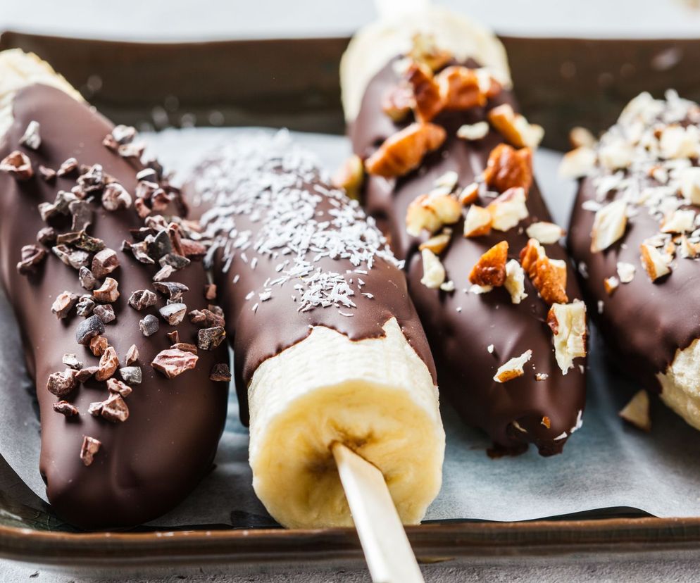banany w czekoladzie na patyku