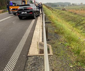 Wypadek między rondami w Lesznie. Zderzyły się dwie osobówki