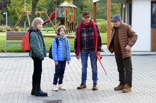 Barwy szczęścia odc. 2802. Emilka (Jessica Frankiewicz), Emil (Artem Malashchuk), Jerzy (Bronisław Wrocławski), Tolek (Marek Siudym)