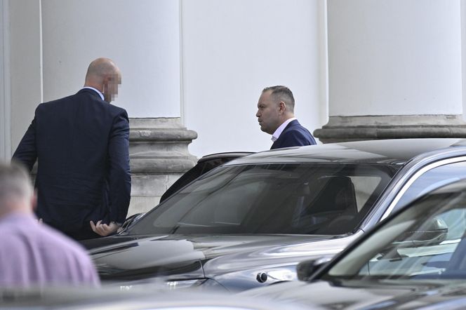 Karol Nawrocki który odbiera Kasię ze szkoły.