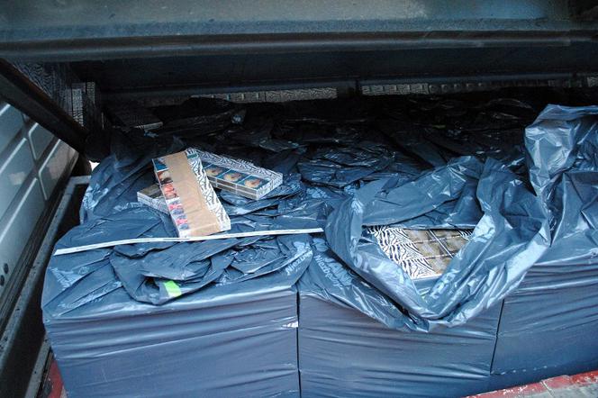 Wiózł 24 tysiące paczek papierosów w podłodze dostawczego Fiata