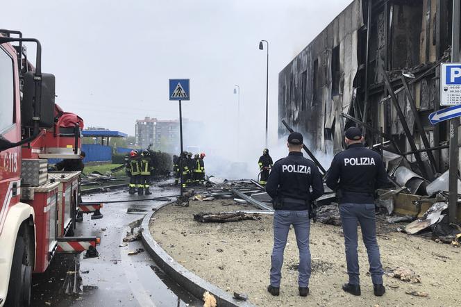 Samolot wleciał w budynek na przedmieściach Mediolanu