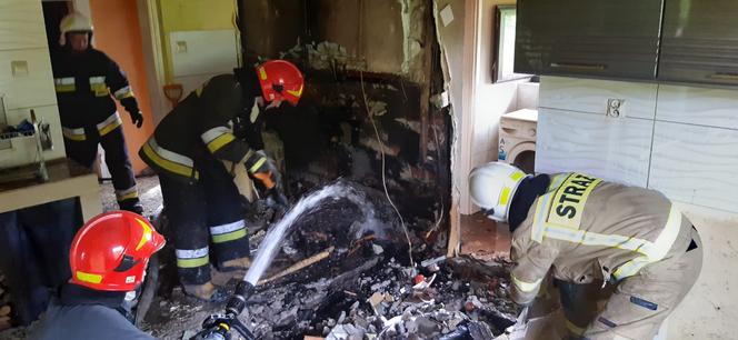 Tragiczny pożar w Ptaszkowej. Starsza kobieta została uwięziona w płonącym domu
