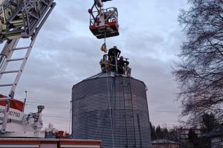 Wypadek na posesji w pow. kraśnickim. Mężczyzna został uwięziony w silosie