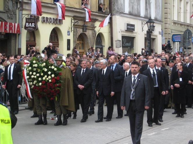 P.o. prezydenta Marszałek Sejmu Bronisław Komorowski i premier Donald Tusk na czele delegacji rządowej