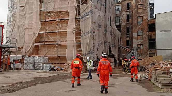 Runęła kamienica przy Wrzesińskiej. Akcja strażaków i psów 