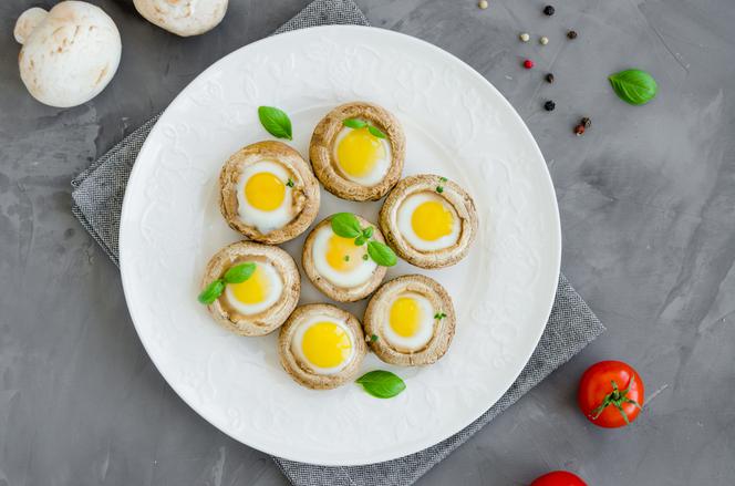 Pieczarki z jajkami przepiórczymi: łatwy przepis na efektowną przystawkę na ciepło