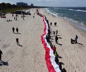 Najdłuższa flaga narodowa w Polsce mierzy ponad 2 km 700 metrów. To nowy rekord Polski!