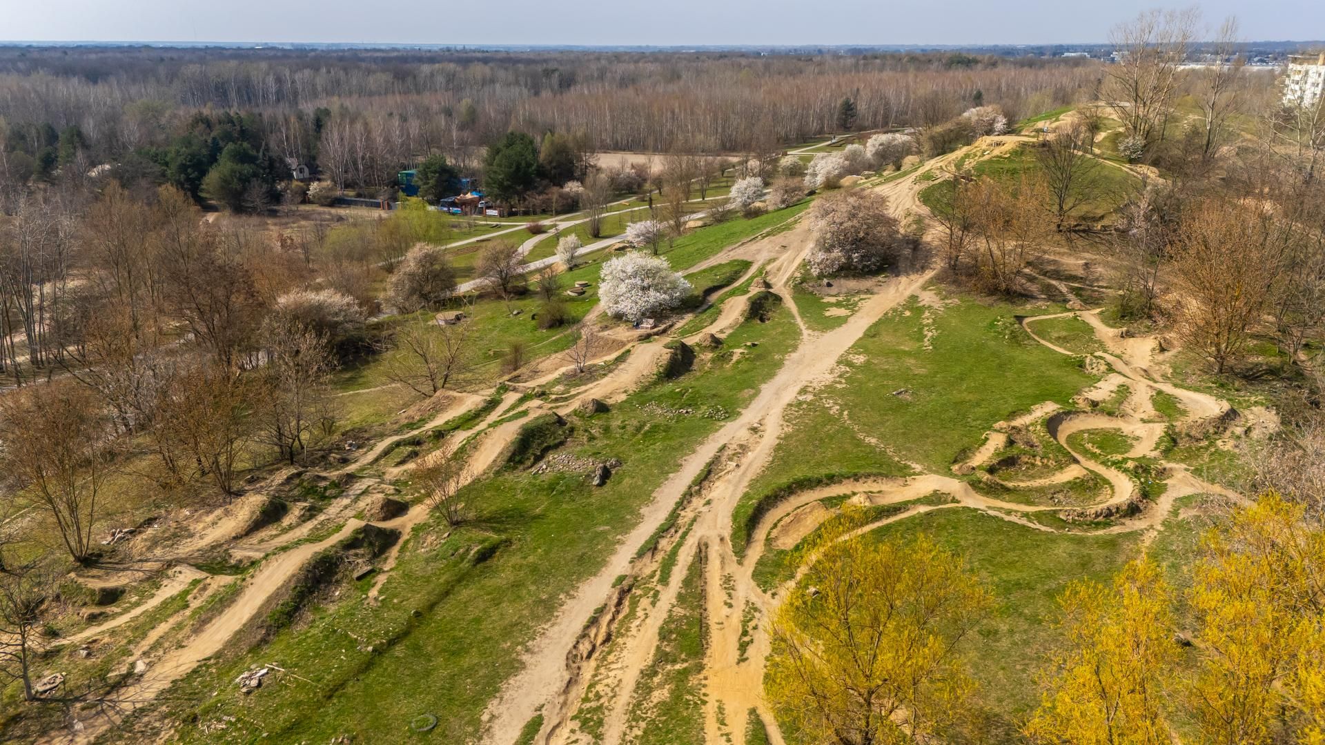 Tor kolarski do dirt jumpingu i kolarstwa górskiego, park im. Cichociemnych Spadochroniarzy AK