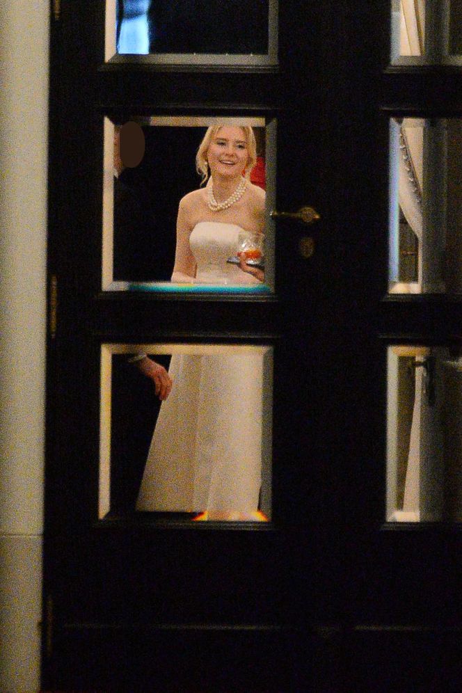 Porównaliśmy suknie ślubne córek prezydentów