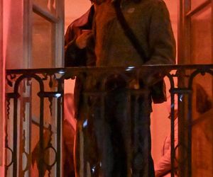 Maciej Musiał całował ukochaną na balkonie