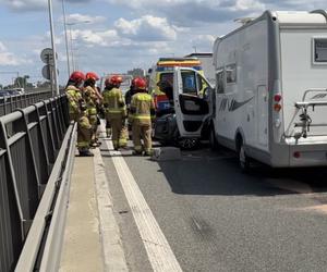 Koszmarny wypadek w kierunku Marek. Kobieta z obrażeniami klatki piersiowej trafiła do szpitala