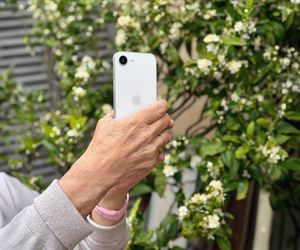 Ten telefon pokocha każda mama. Przeczytaj, dlaczego iPhone 16e to idealny prezent na Dzień Matki 