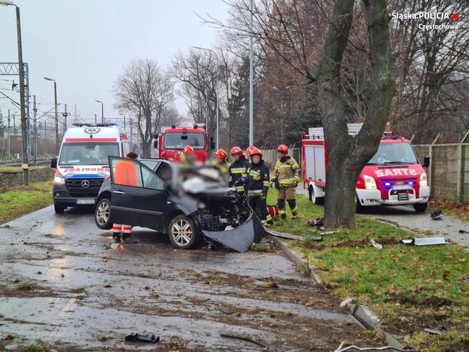 Wypadek w Koniecpolu: 18-latek roztrzaskał się na drzewie