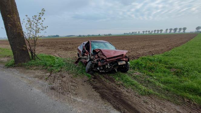 Poważny wypadek na trasie Rzęczkowo-Łążyn pod Toruniem. Strażacy z OSP ruszyli na pomoc