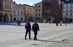Krakowscy policjanci kontrolują przestrzeganie obostrzeń sanitarnych