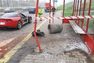 Sportowy chevrolet rąbnął w przystanek autobusowy!