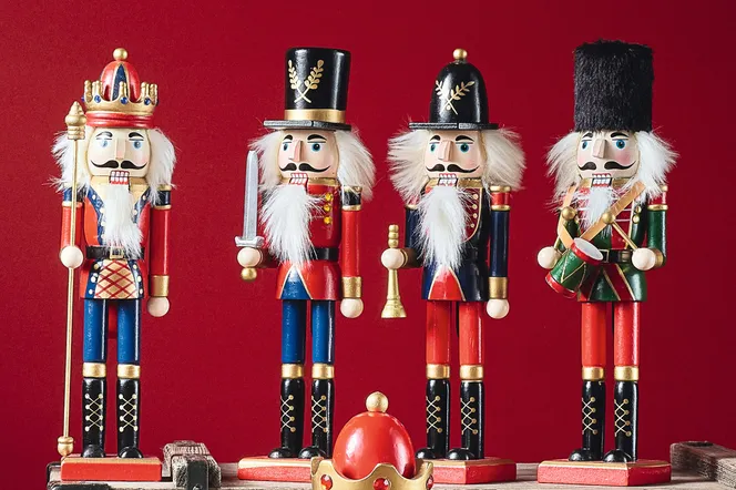 Dziadek do orzechów to symbol świąt. 9 najpiękniejszych dekoracji z legendarną zabawką