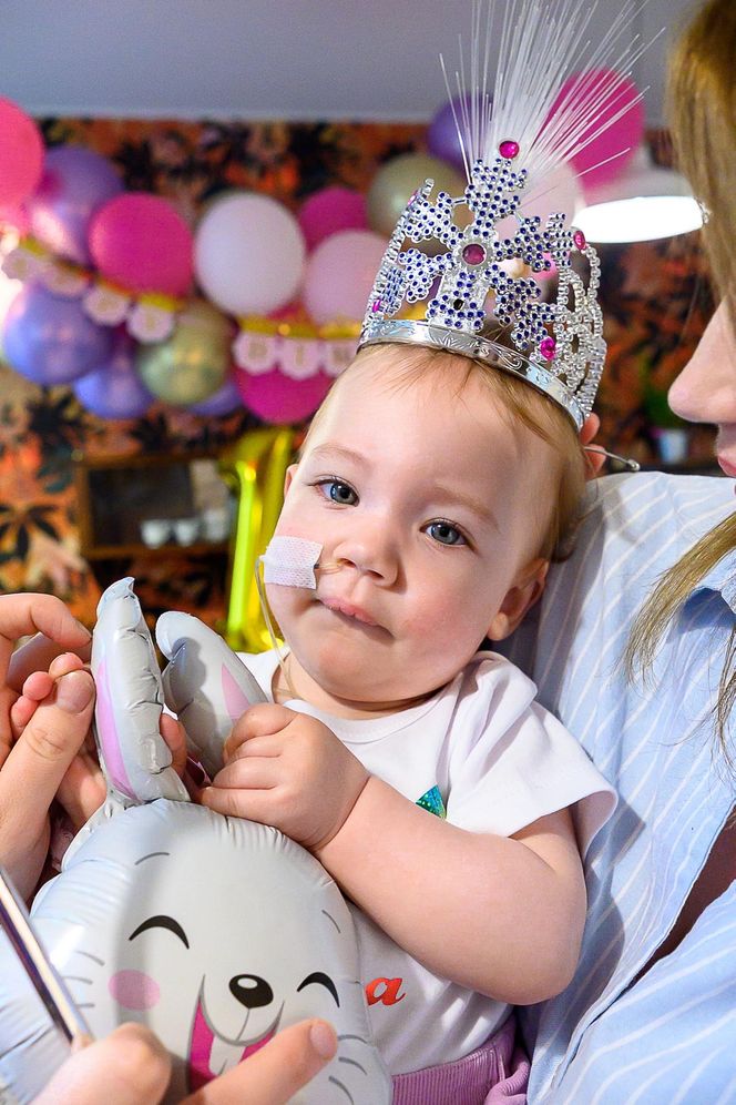 Chorą Nadię leczy czuły dotyk. To jedyne takie dziecko na świecie