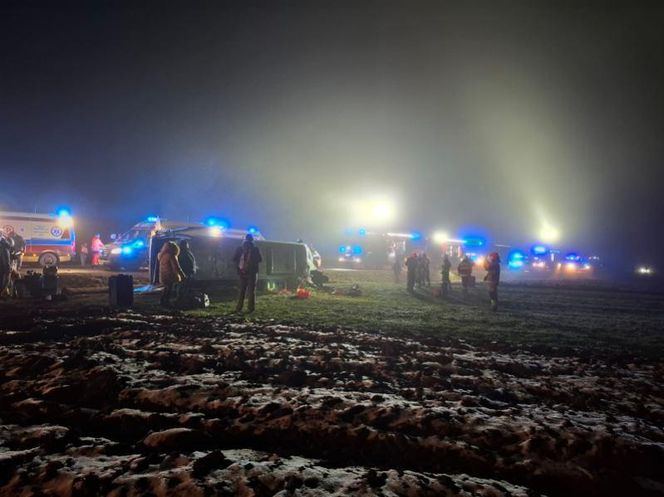 Wlonice. Wypadek busa. Pojazd wylądował na boku. Podróżowało nim 19 osób