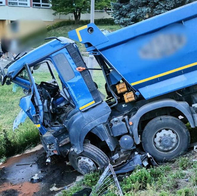 Pijany kierowca tira staranował autobus miejski. 12 osób rannych, a trzy walczą o życie