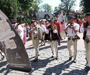 150-lecie przewodnictwa tatrzańskiego. Przemarsz przewodników po Krupówkach w Zakopanem