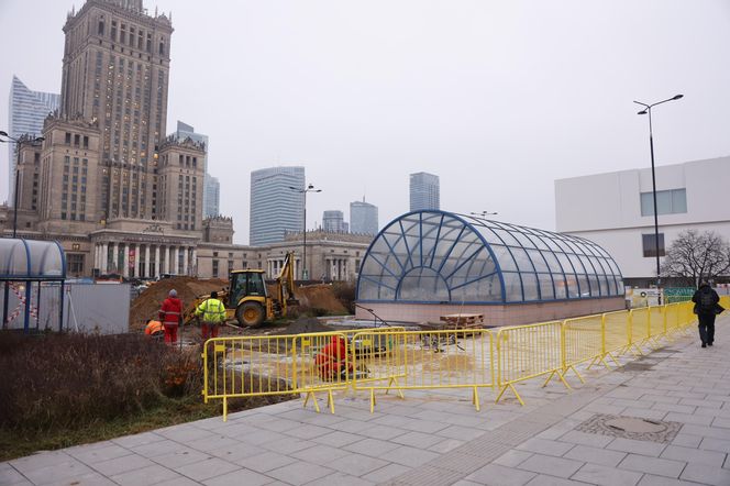 Budowa łąki kwietnej przy wejściu do metra Centrum w Warszawie