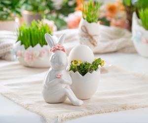 Wielkanocny stół pięknie nakryty - gotowe dekoracje