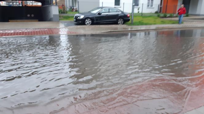 Warszawa. DRAMAT na Białołęce. Mieszkańcy RATOWALI swój dobytek. Woda WDZIERAŁA się WSZĘDZIE! 