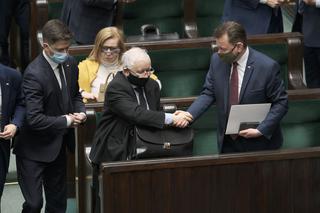 Kaczyński i Błaszczak przyłapani na gorącym uczynku! Na tablecie wspólnie oglądali sceny pełne emocji