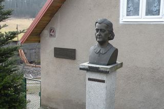 Niezwykła wieś na Warmii tylko 8 km od Olsztyna. Wyróżnia ją charakterystyczny układ budynków