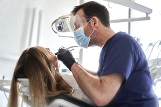 Koszmar w fotelu dentystycznym. Poparzona i oszpecona pacjentka wygrała w sądzie